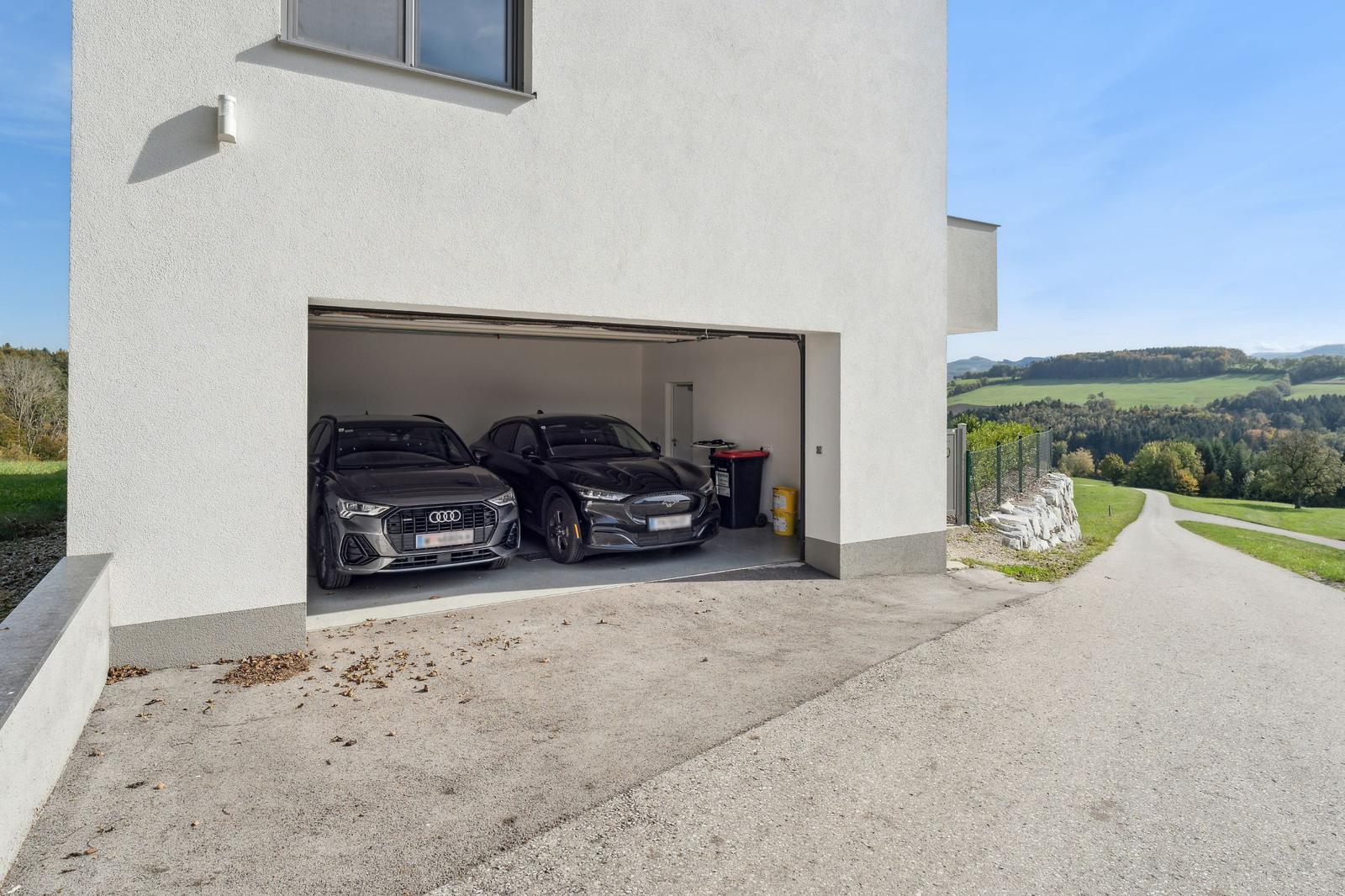 Doppelgarage und Technik des Hauses